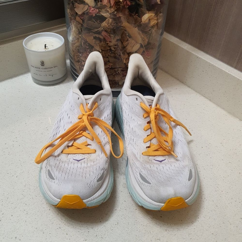 Hoka Clifton 8. Women’s 7 B